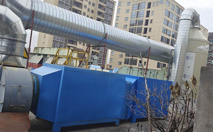 塑膠噴涂廢氣處理設(shè)備工程水噴淋塔+活性炭吸附器廢氣處理工程案例